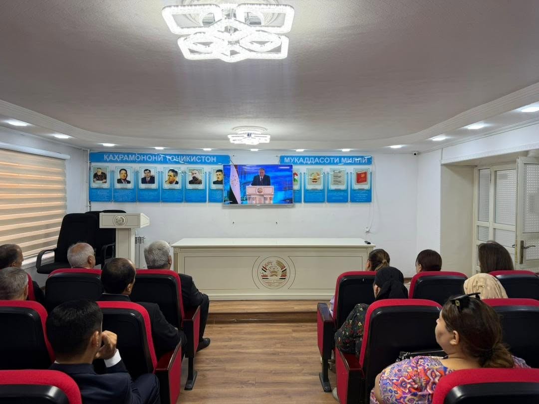 Тамошои дастаҷамъонаи суханронии Пешвои миллат ба муносибати Рӯзи дониш дар Хадамот